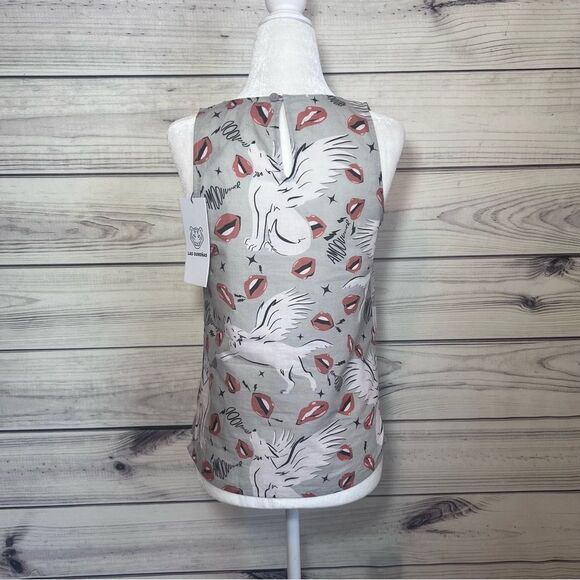 Las Surenas Valentines Day Grey Wolf Kisses Linen Tank Top - Picture 6 of 9